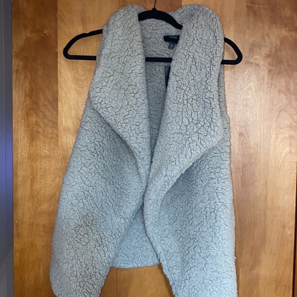 VEST - Picture 3 of 5